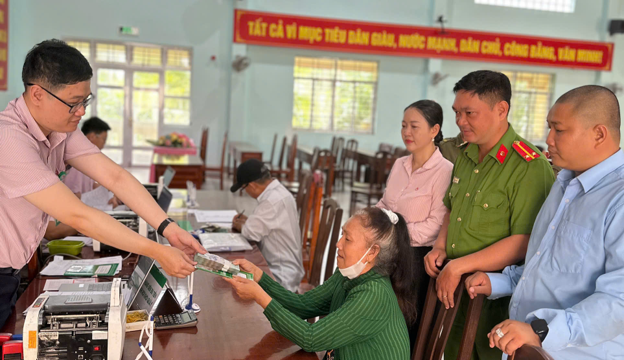 PHÒNG GIAO DỊCH NHCSXH MỎ CÀY NAM GIẢI NGÂN 100 TRIỆU ĐỒNG HỖ TRỢ NGƯỜI CHẤP HÀNH XONG ÁN PHẠT TÙ PHÁT TRIỂN CHĂN NUÔI