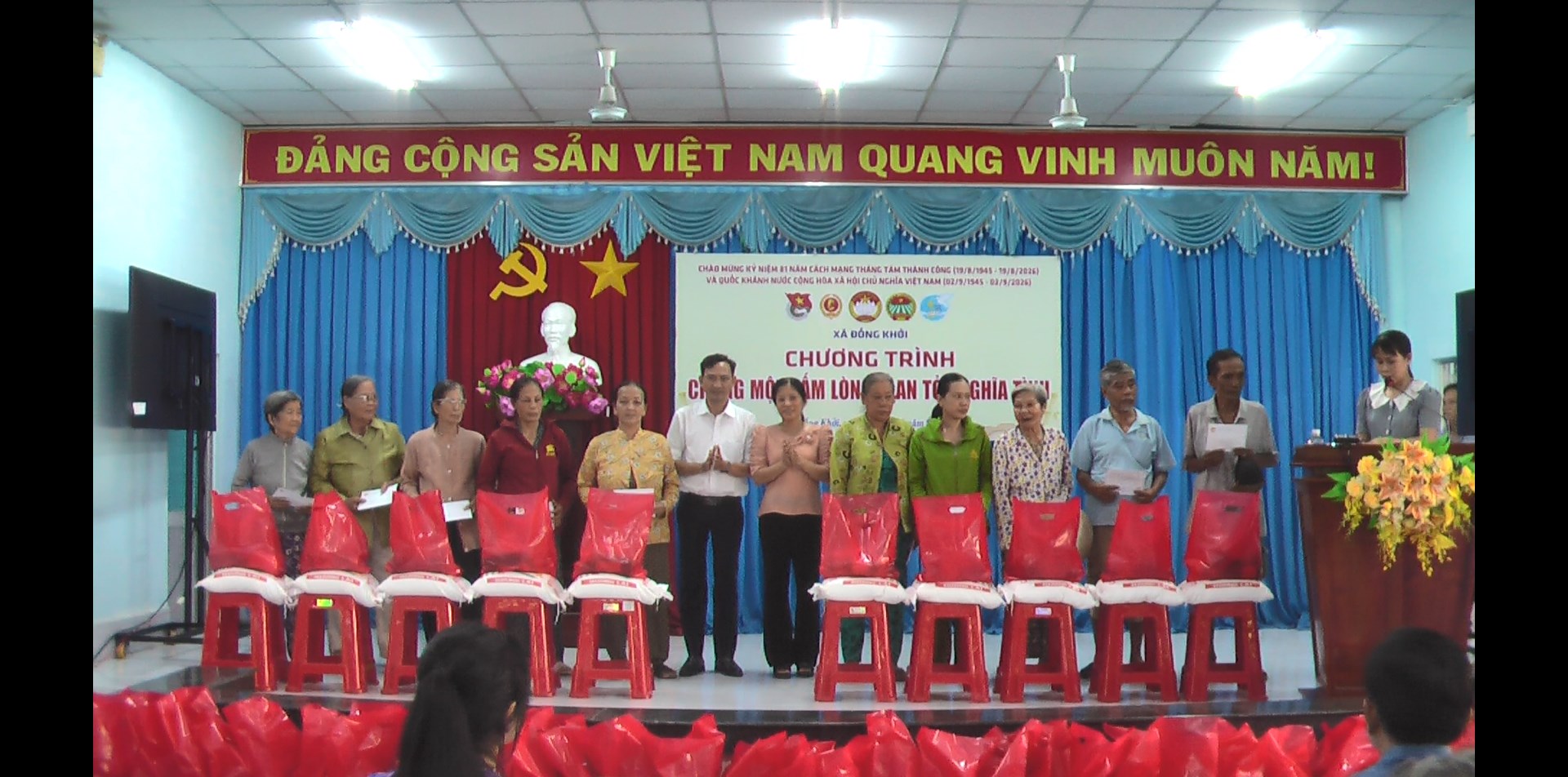 Đồng Khởi trao 200 phần quà cho hộ gia đình khó khăn