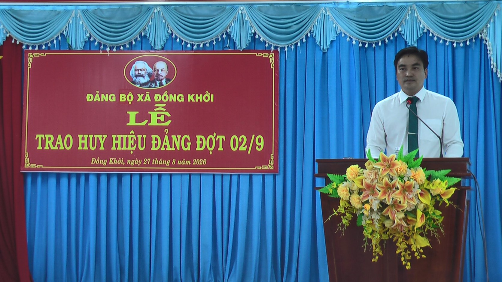 Đồng Khởi trao tặng huy hiệu đảng đợt 02/9/2026