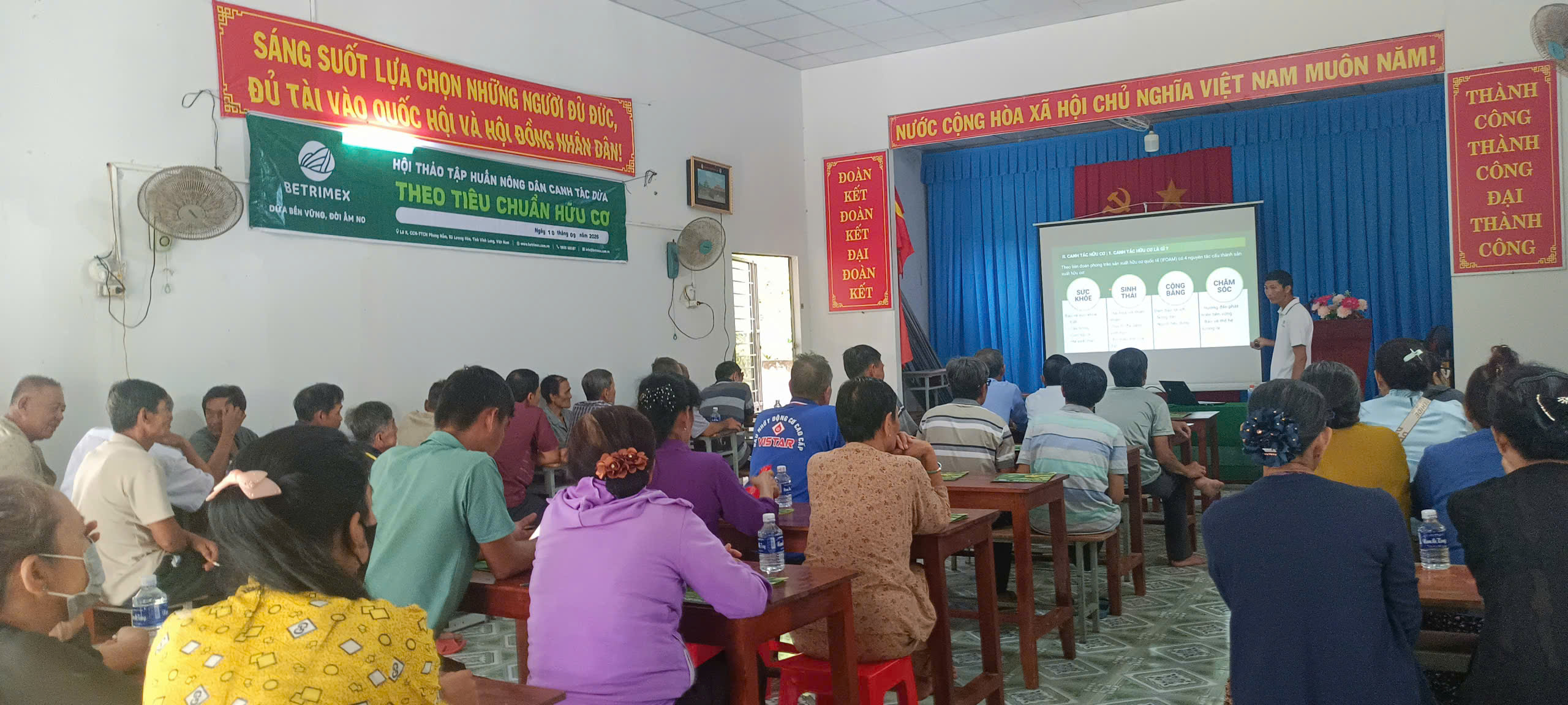 ĐỒNG KHỞI: TỔ CHỨC 2 LỚP TẬP HUẤN KỸ THUẬT CANH TÁC DỪA HỮU CƠ