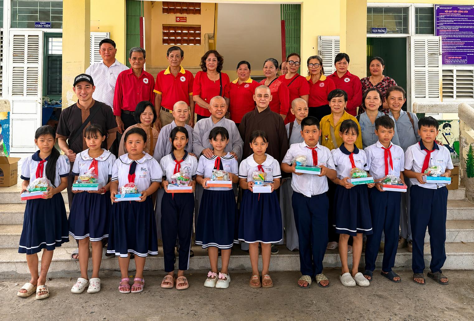 Xã Đồng Khởi trao 79 phần quà cho học sinh có hoàn cảnh khó khăn