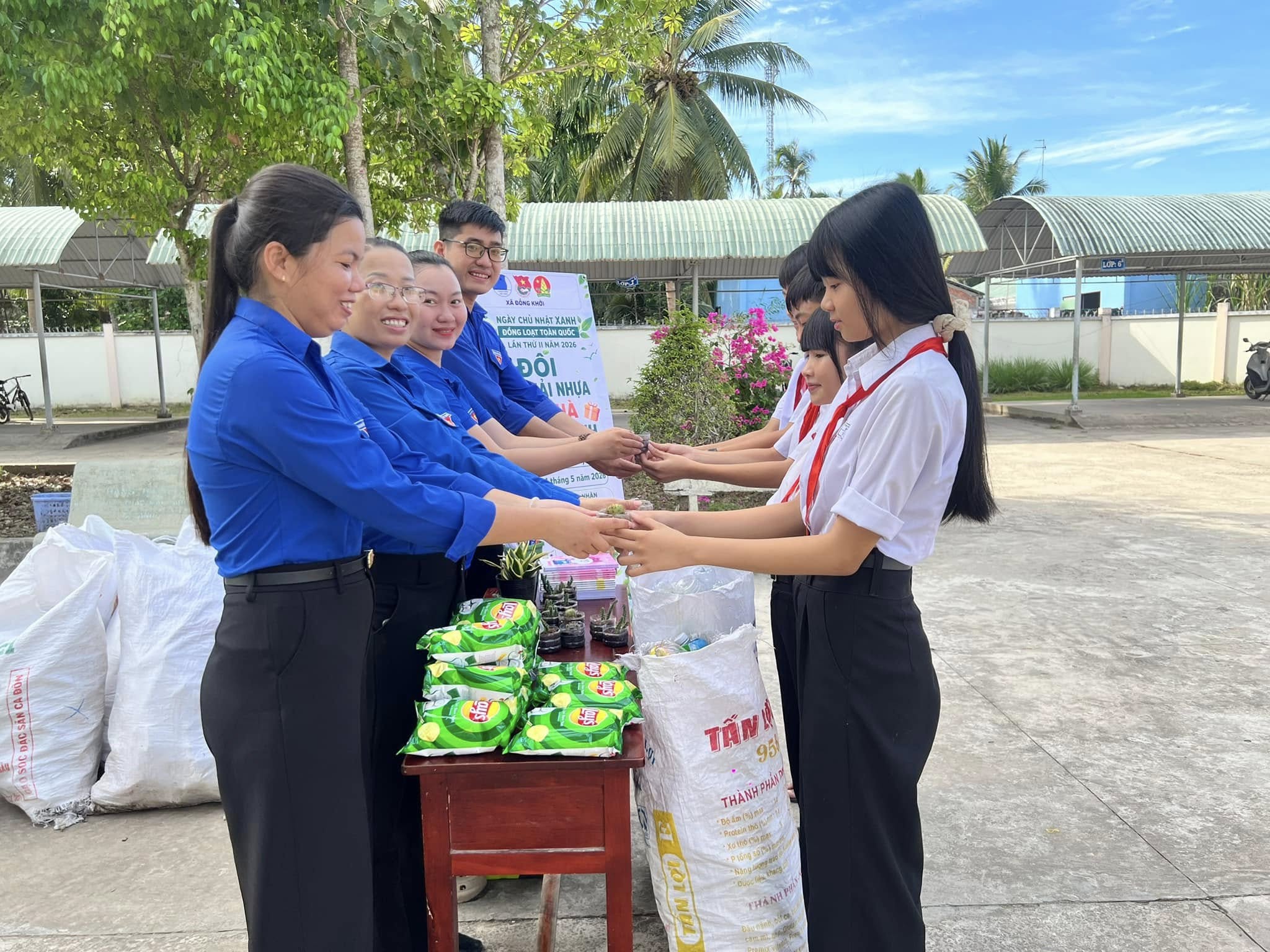 Đồng Khởi: Ngày chủ nhật xanh mô hình “Đổi rác thải nhựa lấy cây xanh, dụng cụ học tập, quà bánh”