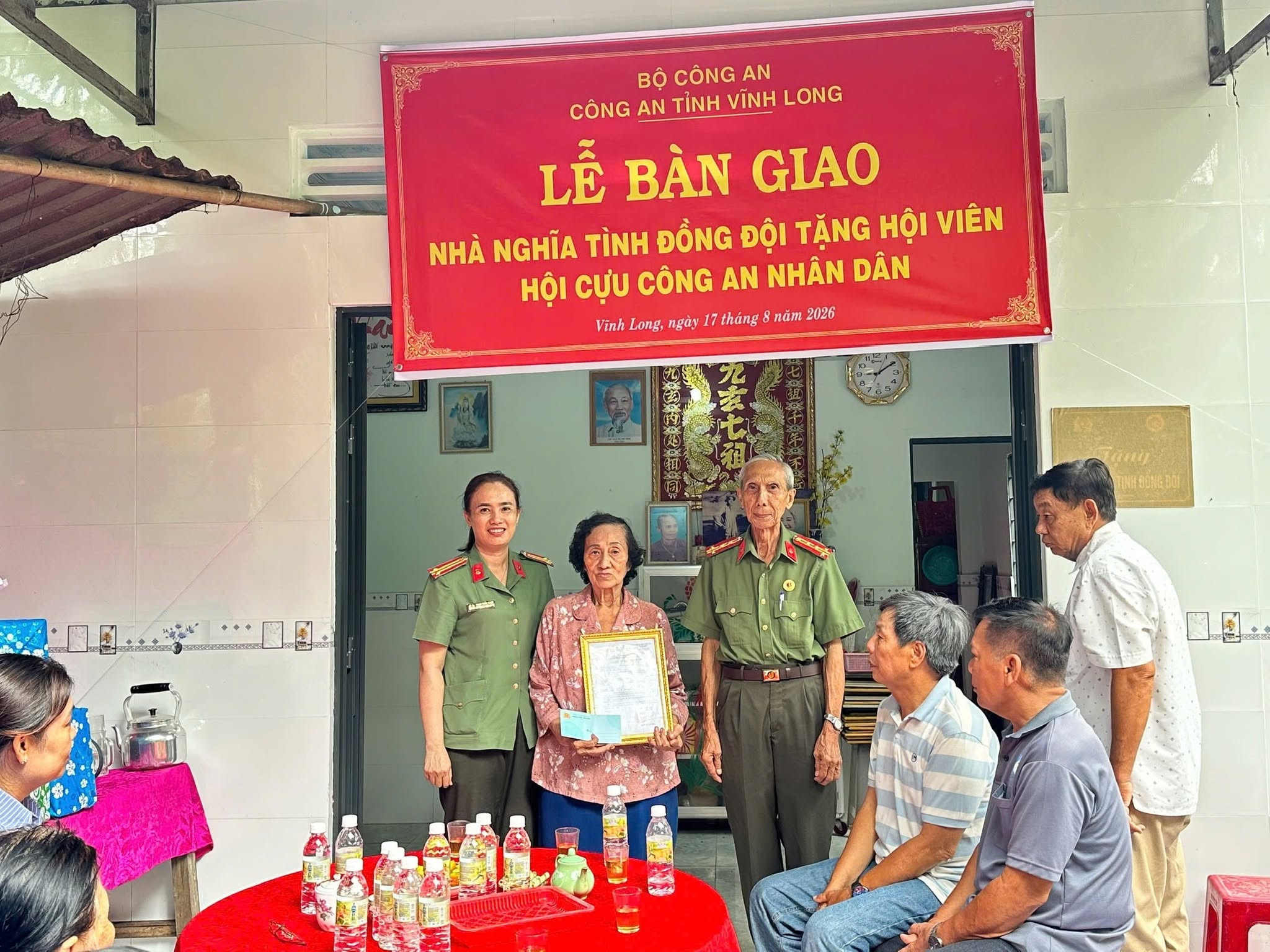 ĐỒNG KHỞI: BÀN GIAO NHÀ NGHĨA TÌNH ĐỒNG ĐỘI CHO HỘI VIÊN HỘI CỰU CÔNG AN NHÂN DÂN