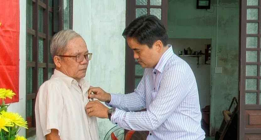 ĐỒNG KHỞI TỔ CHỨC TRAO TẶNG HUY HIỆU ĐẢNG ĐỢT 2/9 