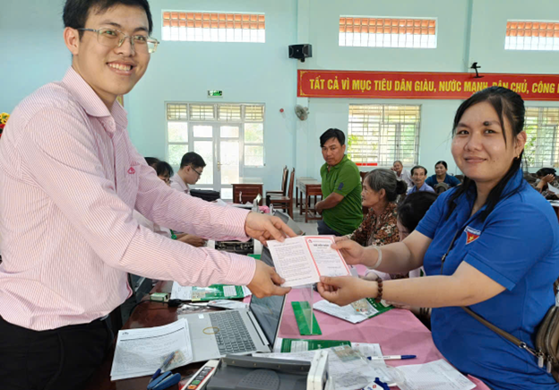 LAN TỎA TÍN DỤNG CHÍNH SÁCH VÀ CHUNG TAY GỬI TIẾT KIỆM VÌ NGƯỜI NGHÈO TẠI PHÒNG GIAO DỊCH NHCSXH MỎ CÀY NAM