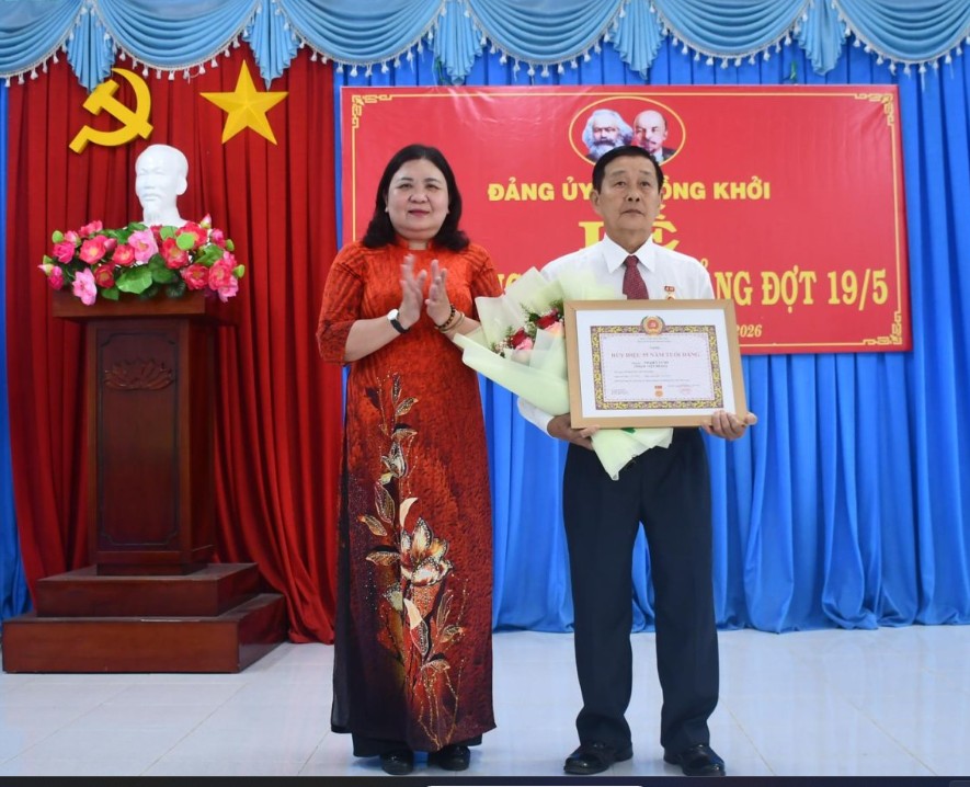 ĐỒNG CHÍ HỒ THỊ HOÀNG YẾN- ỦY VIÊN BAN CHẤP HÀNH TRUNG ƯƠNG ĐẢNG – PHÓ BÍ THƯ THƯỜNG TRỰC TỈNH ỦY TRAO HUY HIỆU ĐẢNG ĐỢT 19/5 TẠI XÃ ĐỒNG KHỞI