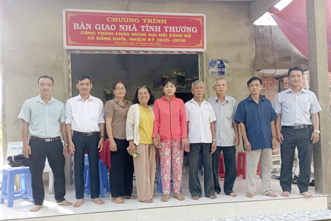 Bàn giao nhà tình thương tại ấp An Hóa, xã Đồng Khởi