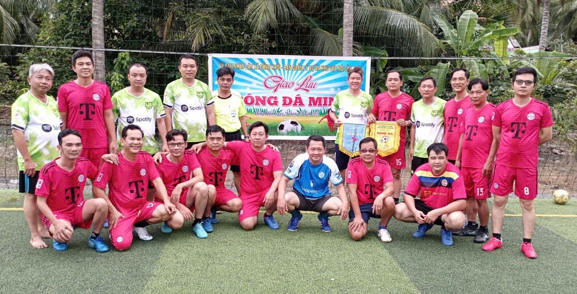 UBND xã Đồng Khởi giao lưu bóng đá mini với Ban Quản lý Dự án khu vực Mỏ Cày Nam.