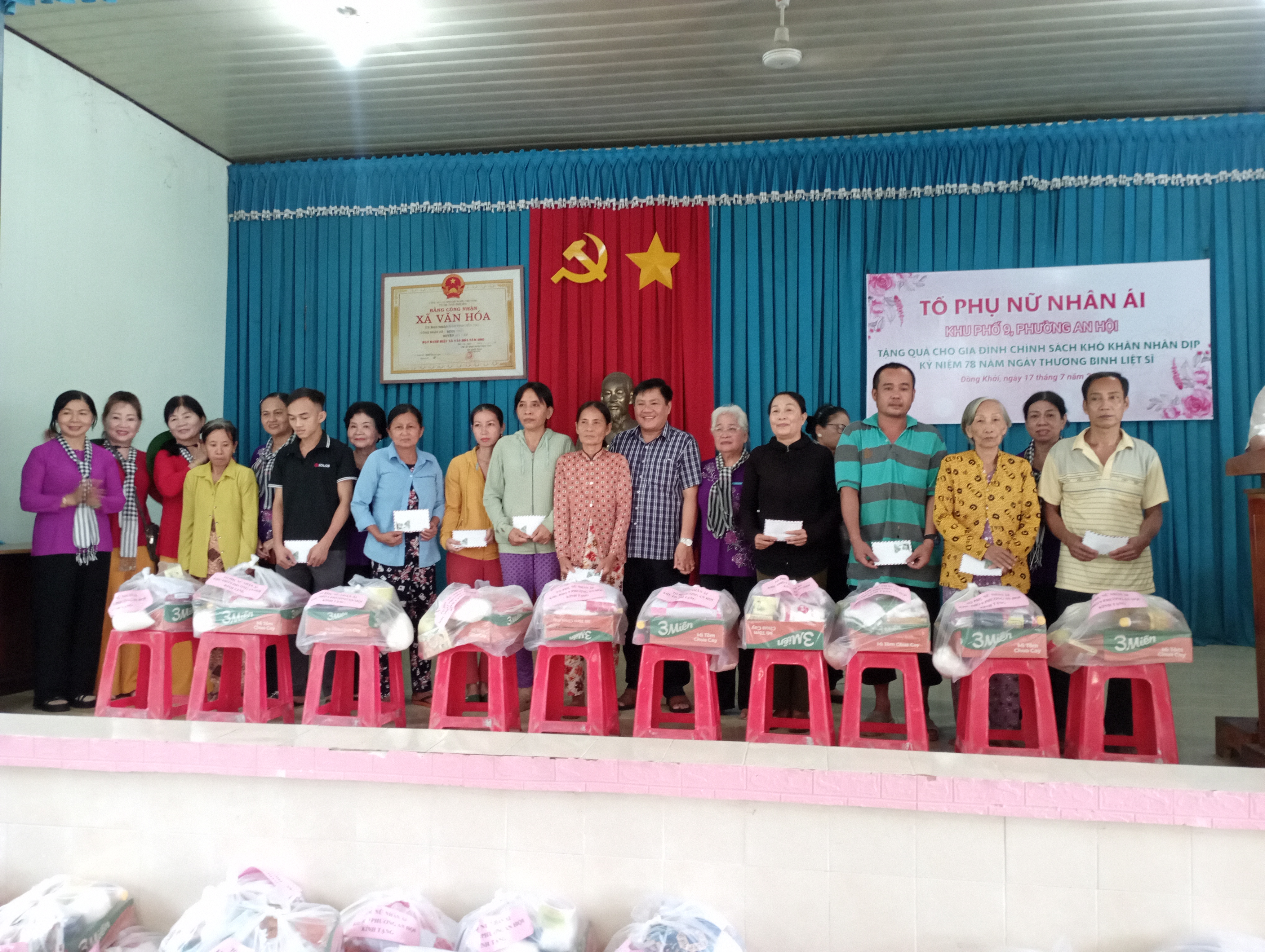 Xã Đồng Khởi: Tặng quà cho gia đình chính sách khó khăn, nhân dịp kỷ niệm 78 năm ngày Thương binh liệt sĩ.