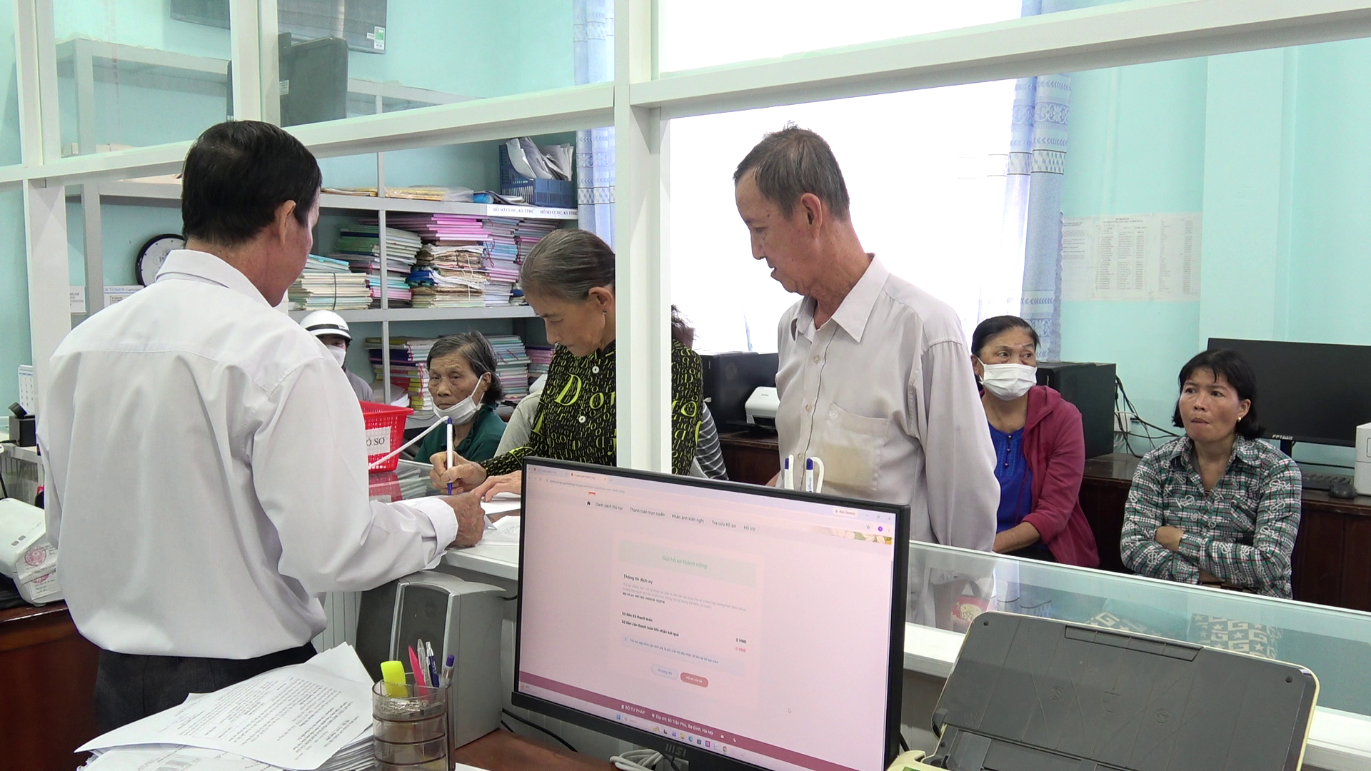 ĐỒNG KHỞI ĐẨY MẠNH CHUYỂN ĐỔI SỐ, NÂNG CAO CHẤT LƯỢNG PHỤC VỤ NHÂN DÂN