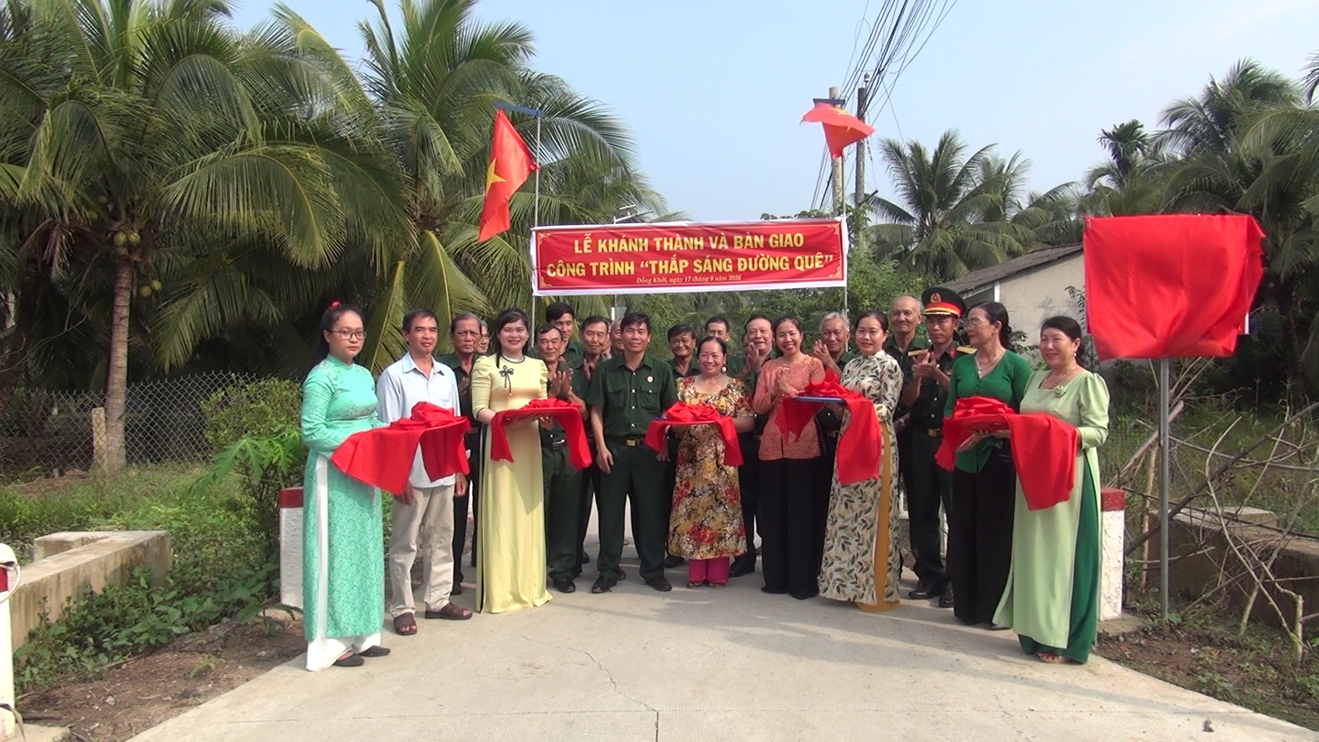 ĐỒNG KHỞI: KHÁNH THÀNH CÔNG TRÌNH “THẮP SÁNG ĐƯỜNG QUÊ”