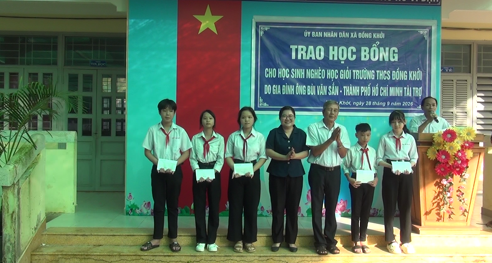 ĐỒNG KHỞI TRAO 20 SUẤT HỌC BỔNG CHO HỌC SINH NGHÈO HỌC GIỎI